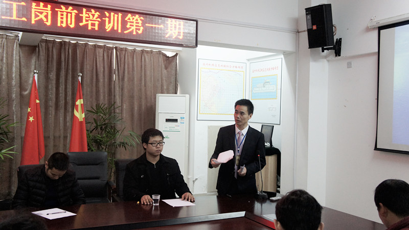 1484792069795056061.jpg 貨站公司總經(jīng)理鄭煉正在介紹貨站公司概況.jpg