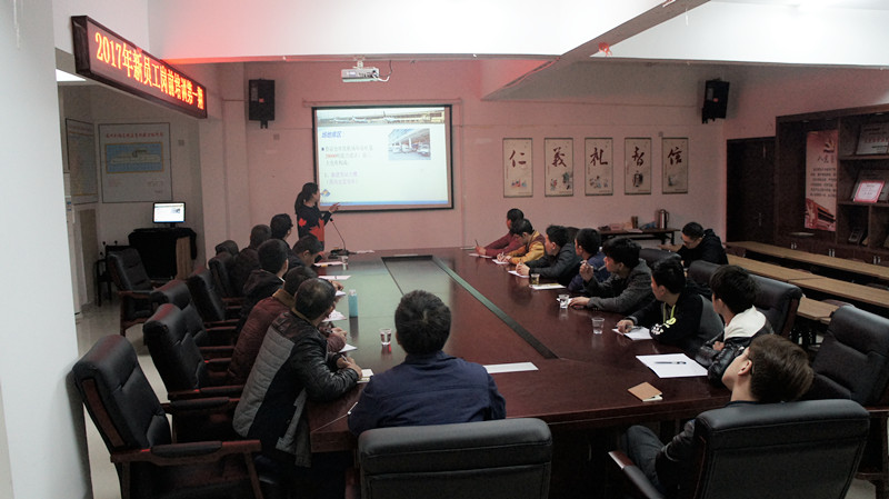 1484792078636098021.jpg 內(nèi)訓師陳心如向新員工講解航空運輸基礎(chǔ)知識.jpg