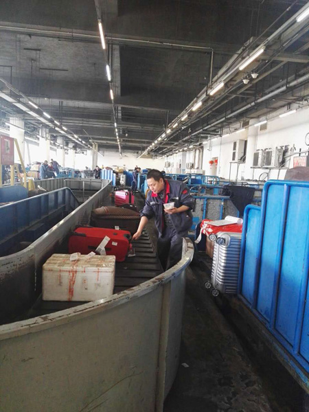 1486626741085066833.jpg 3高峰時段,分揀員沒時間吃飯,只能邊端著碗,邊查看行李牌。.jpg